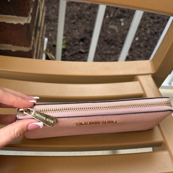 Michael Kors Blush Pink Wallet Full Zip - Picture 2 of 6